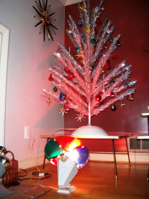 vintage-aluminum-christmas-tree-with-color-wheel