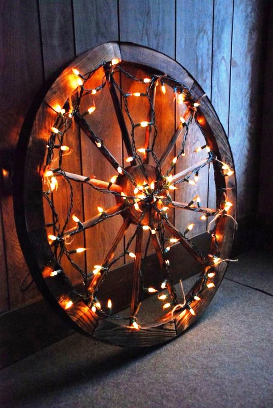 wagon-wheel-with-christmas-lights