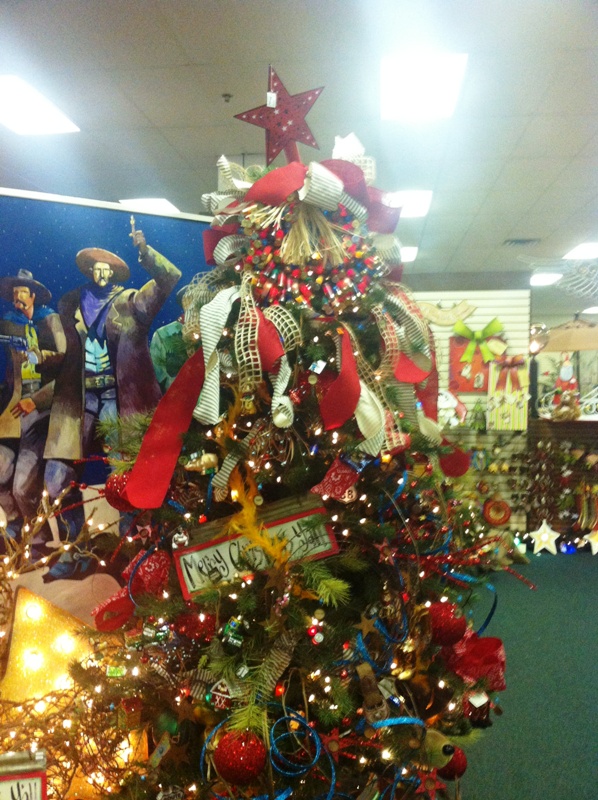 western-christmas-tree-decorating-idea