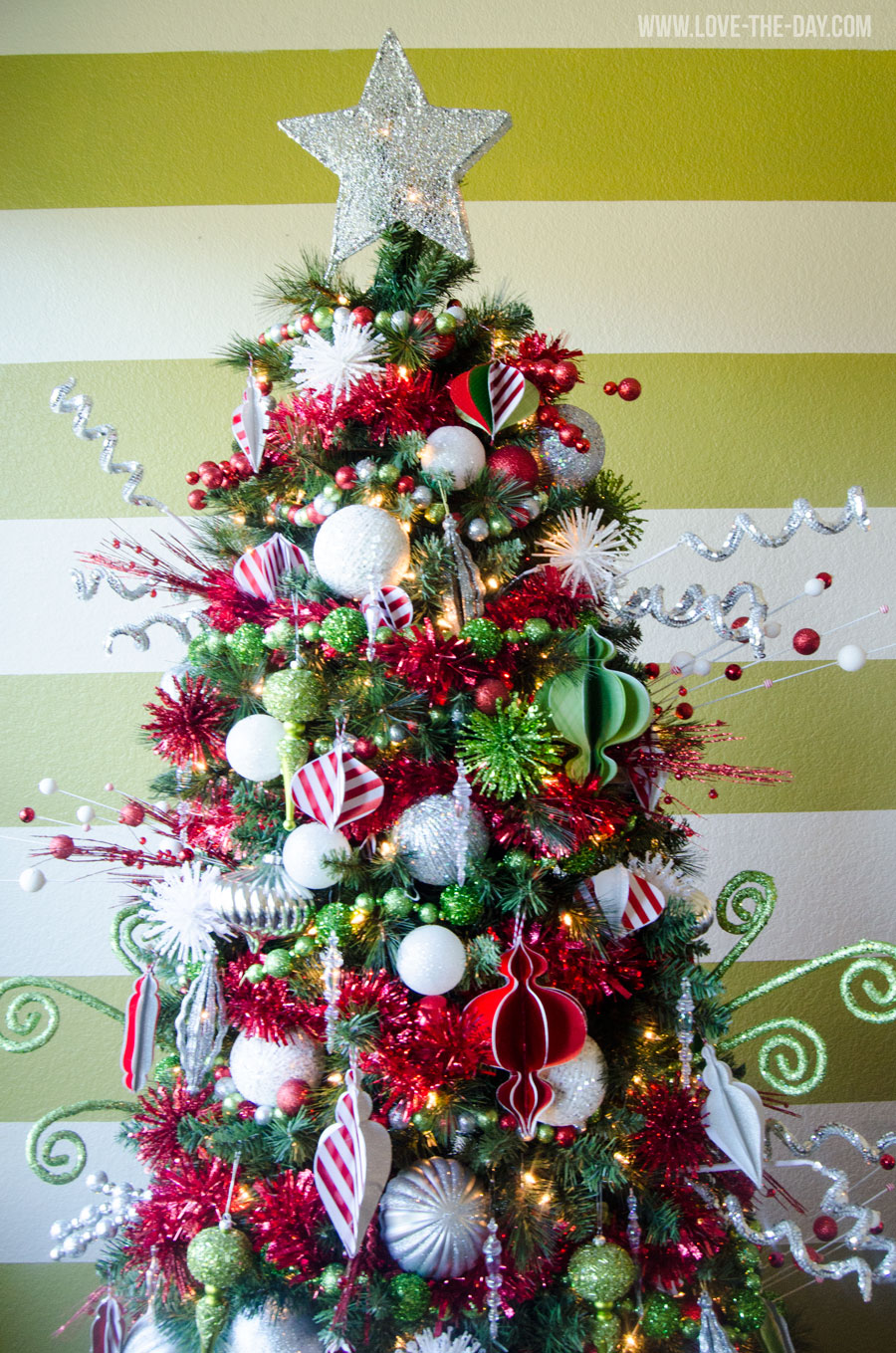 whimsical-christmas-tree-decorating-idea