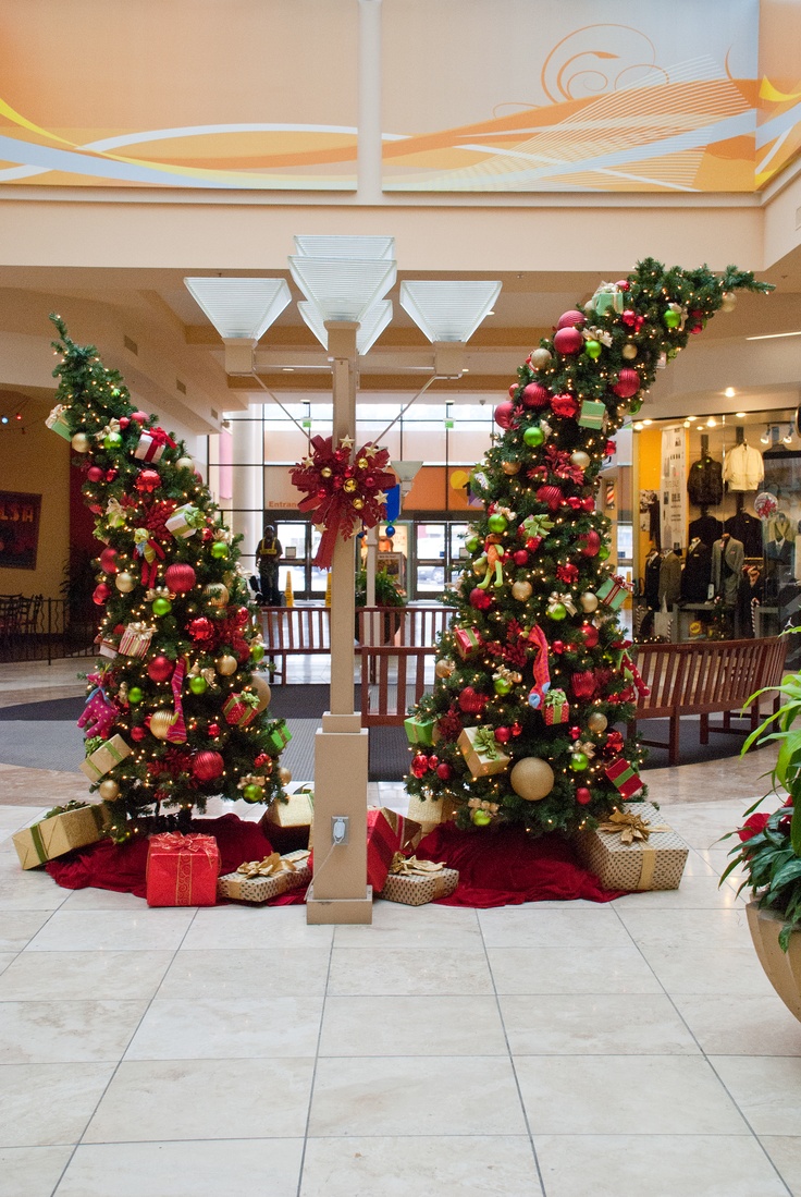 whimsical-christmas-tree-decorating