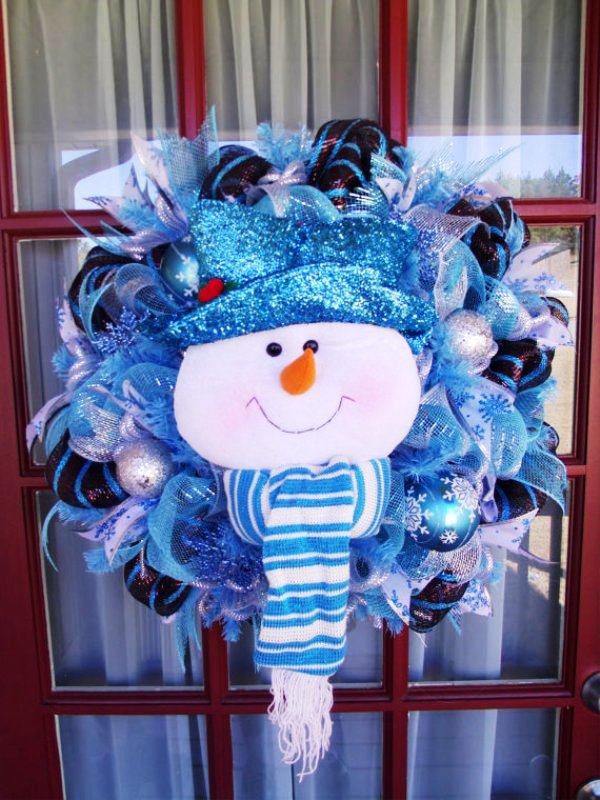 white-blue-deco-mesh-snowman-wreath