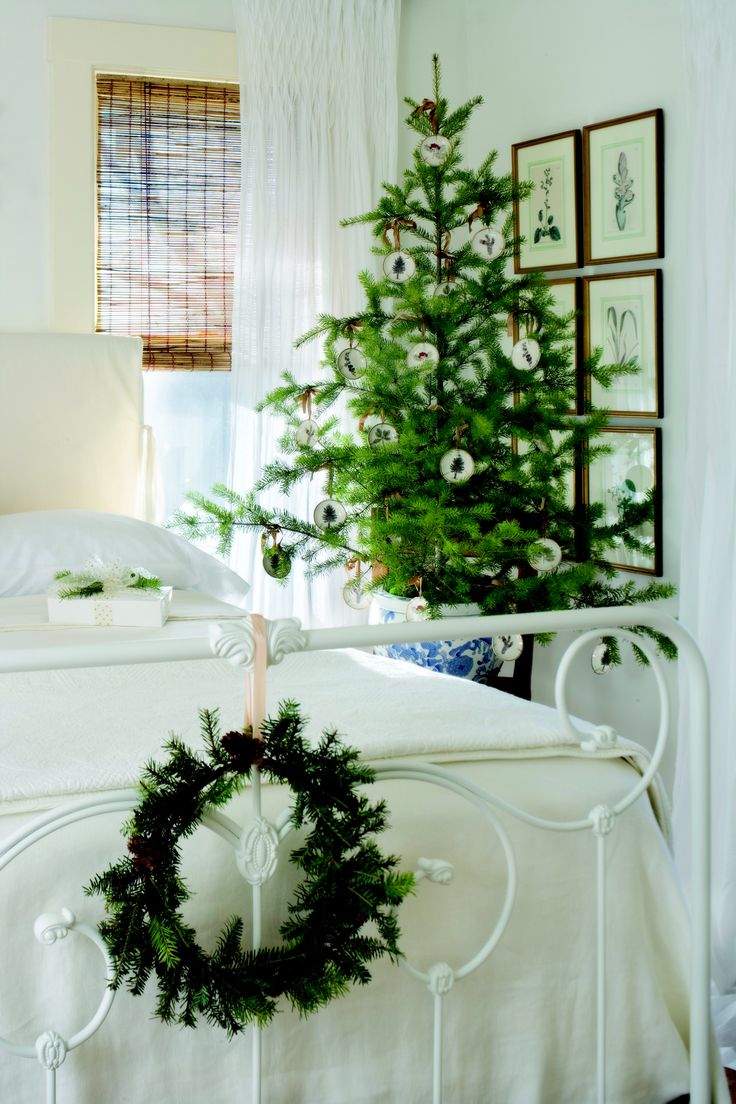 white-chirstmas-decorations-bedroom-design
