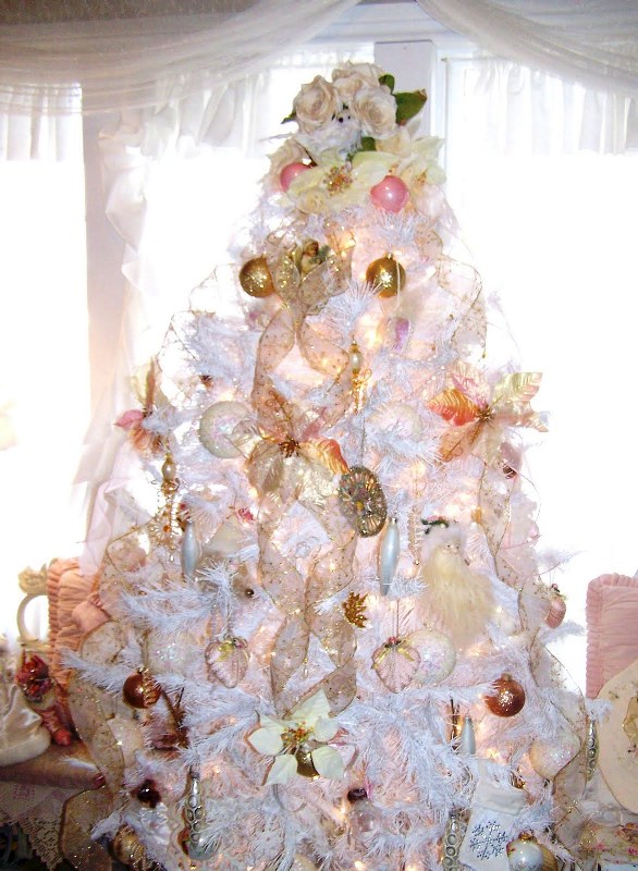 white-christmas-tree-decorating