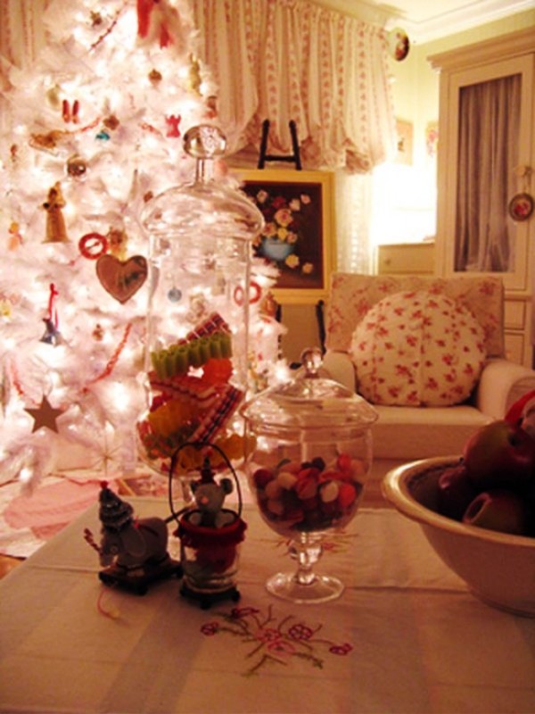 white-christmas-tree-decorating-fine-design