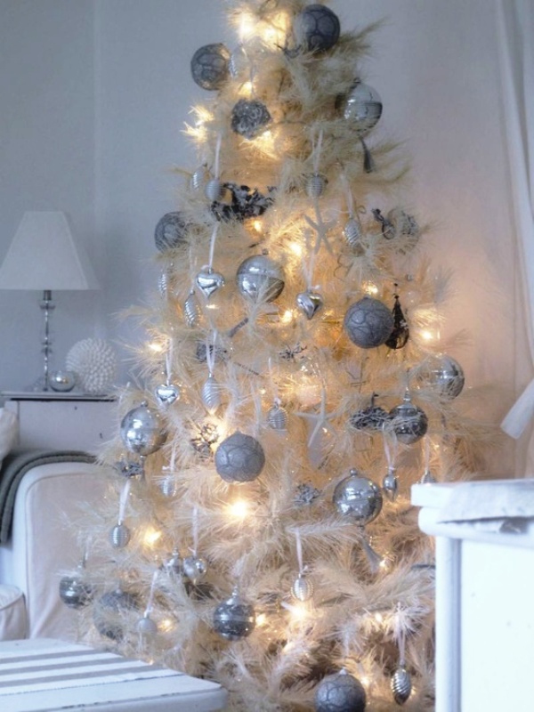 white-christmas-tree-decorations-idea