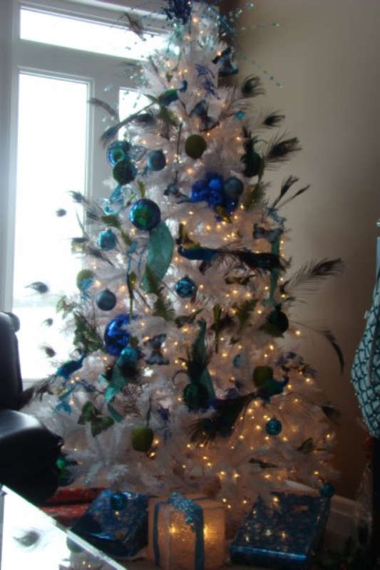 white-christmas-tree-decorations-with-peacock