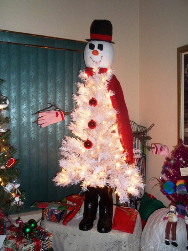 white-christmas-tree-as-snowman-fine-design-ideas