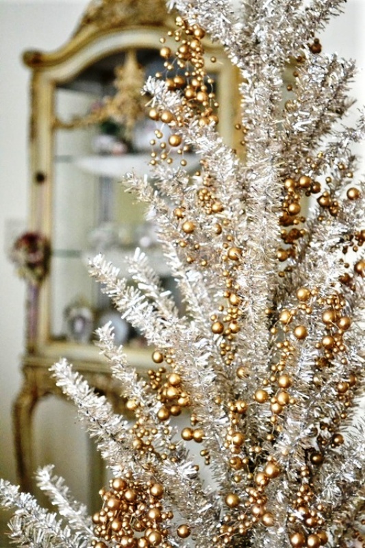 white-silver-gold-christmas-tree