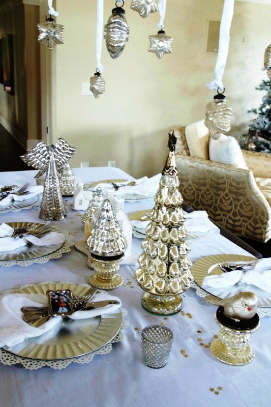 white-simple-christmas-table-decorations