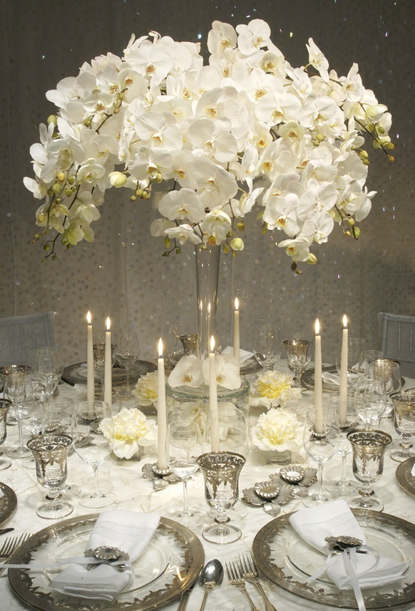 white-wedding-table-flower-centerpieces