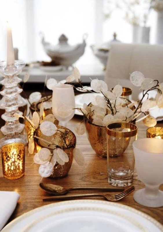 white-and-gold-christmas-table-decor