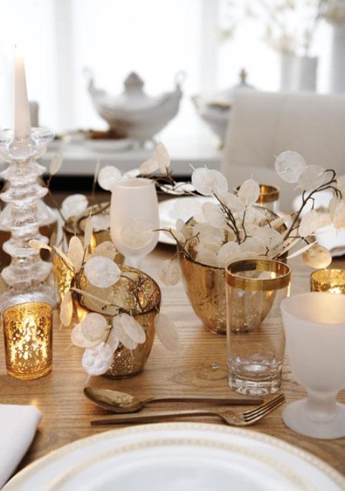 white-and-gold-christmas-table-decor