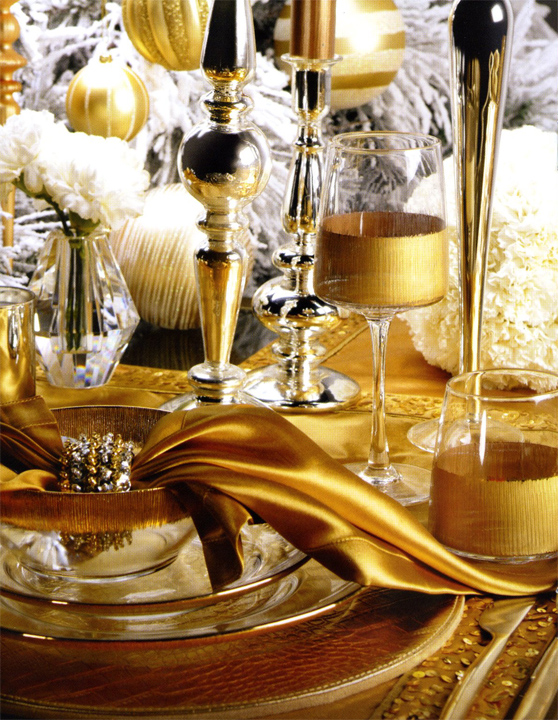 white-and-gold-christmas-table-decorations