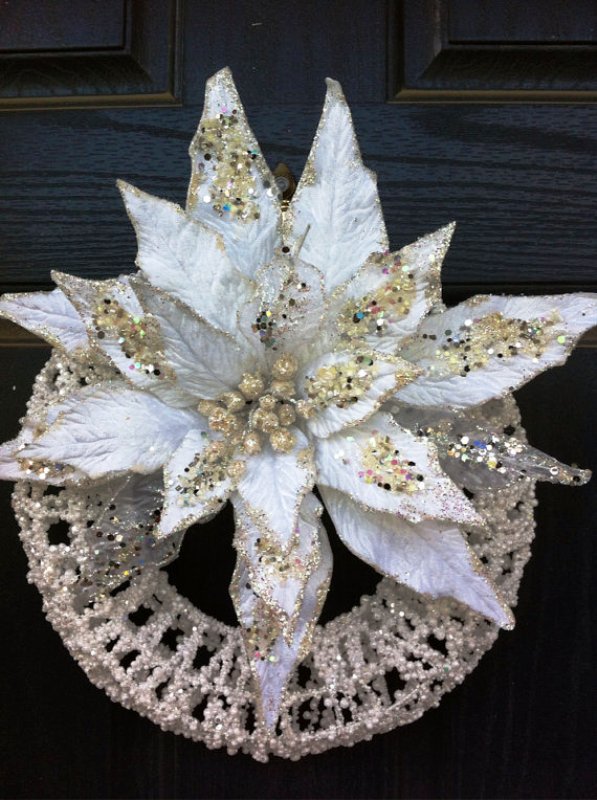 white-and-gold-christmas-wreath-design