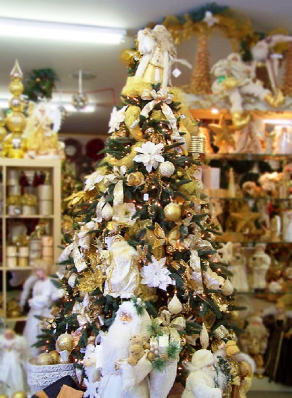 white-and-gold-theme-christmas-tree