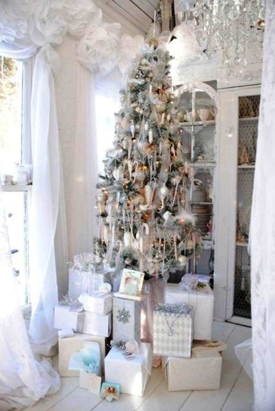 white-and-silver-christmas-tree-decoration