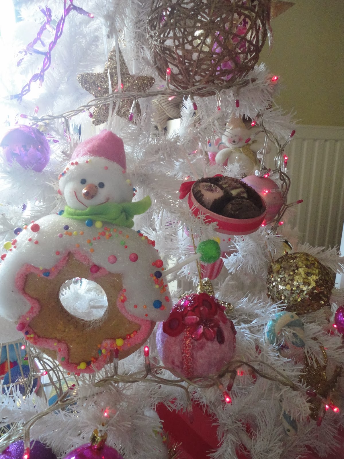 white-with-pink-and-gold-christmas-tree-ornaments