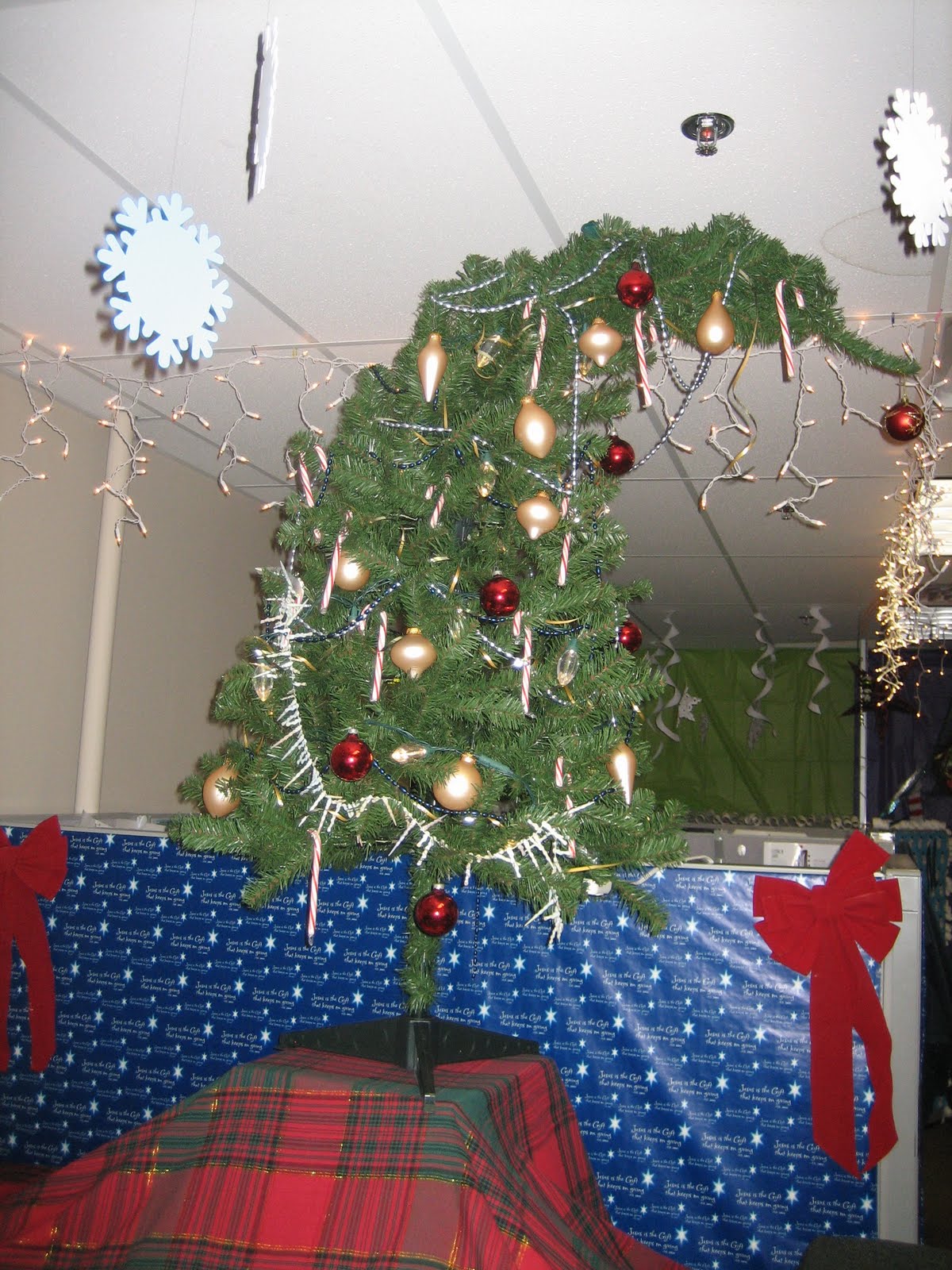 whoville-christmas-office-decorating-idea