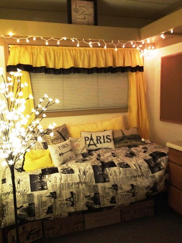 black-and-gold-dorm-room