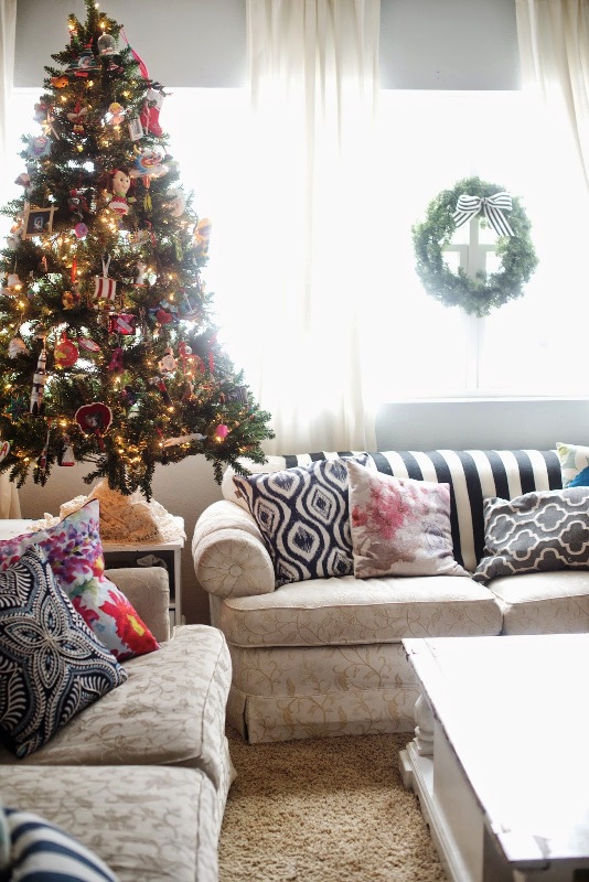 bright-living-room-christmas-window