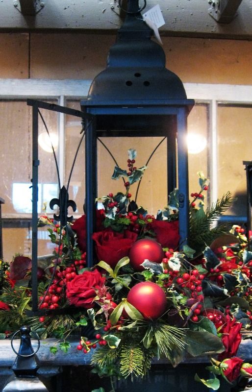 christmas-decorating-with-lanterns