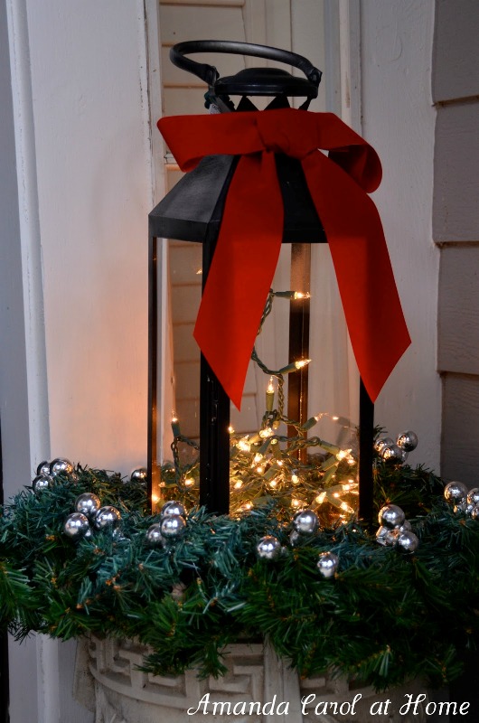 christmas-porch-decor-with-lanterns