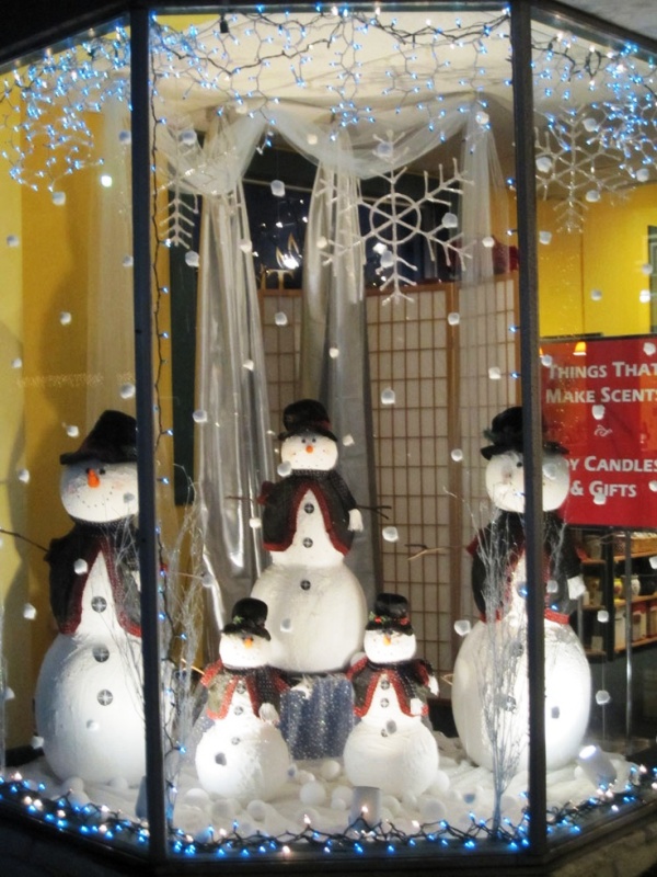 christmas-snowman-window-display