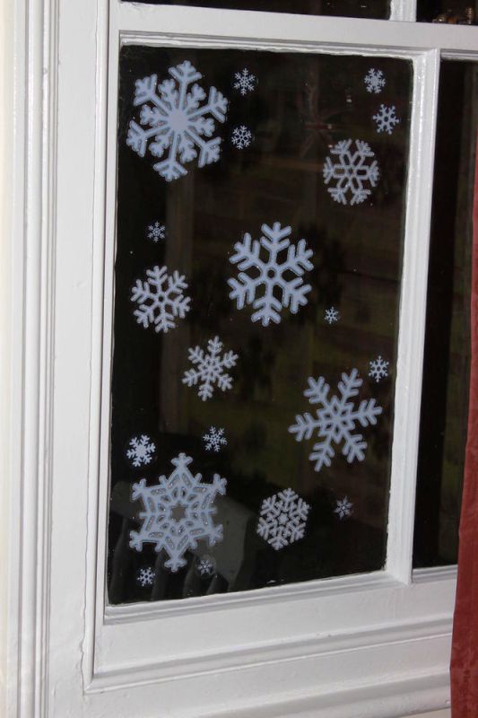 christmas-store-window-displays-snow-flakes