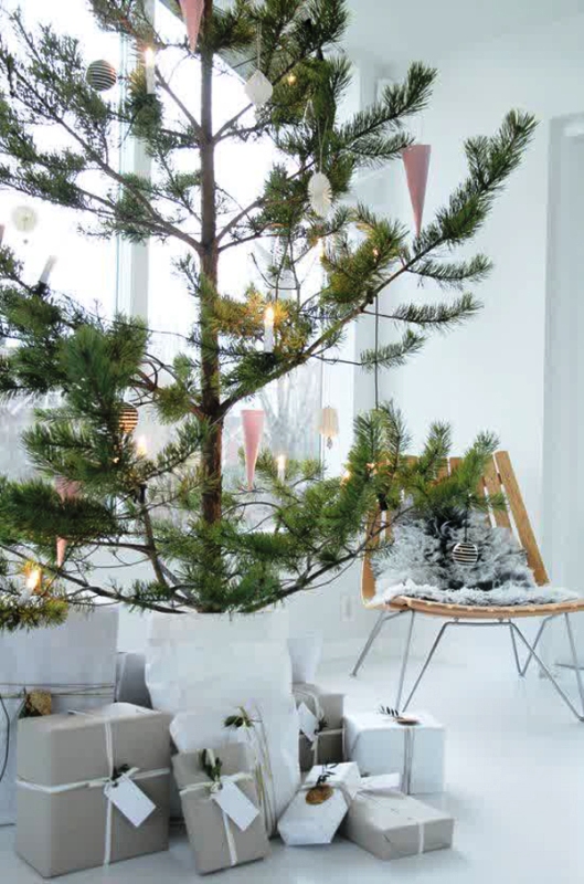 christmas-tree-decorations-living-room-window