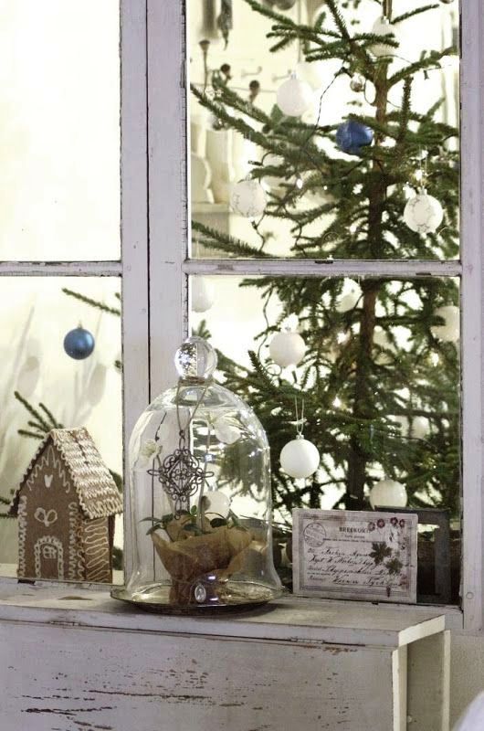 christmas-tree-on-glass-window