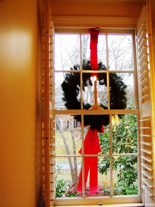how-to-hang-christmas-wreaths-on-windows
