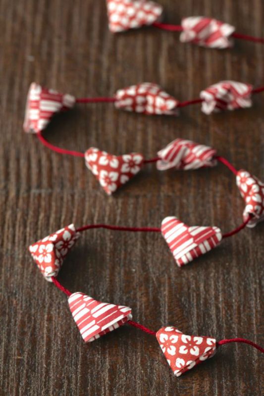 how-to-make-paper-heart-garland