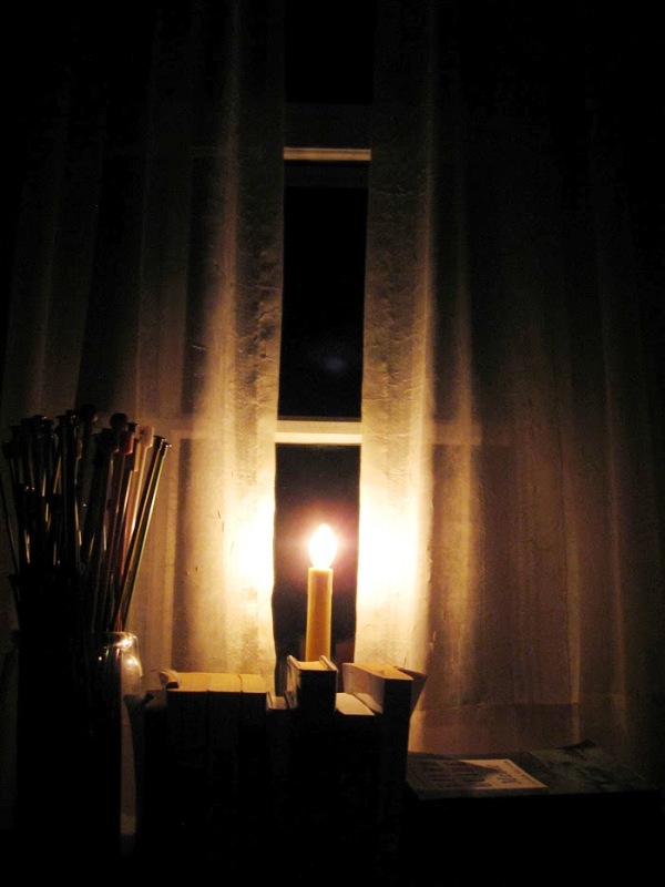 irish-christmas-candles-in-windows-at-night