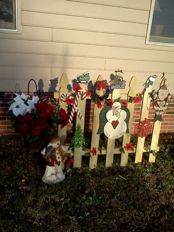 outdoor-fence-christmas-decorations