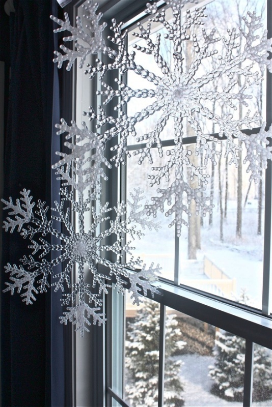 snowflake-window-christmas-decorating-ideas
