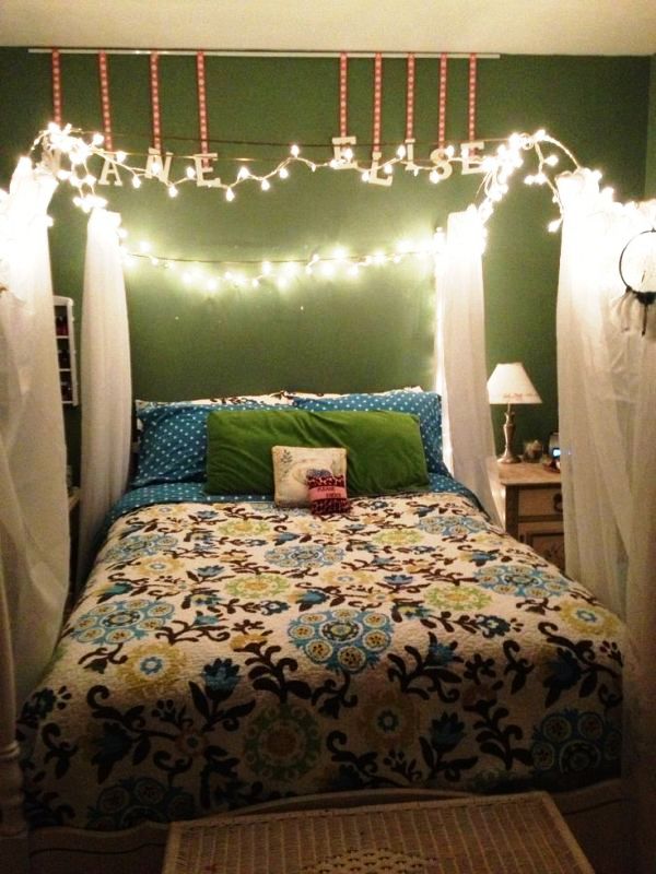 teen-girl-room-with-christmas-lights