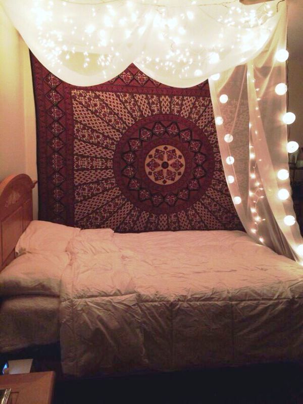 tumblr-bedrooms-with-lights-and-tapestry
