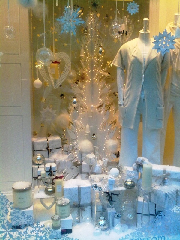 white-christmas-theme-window-display