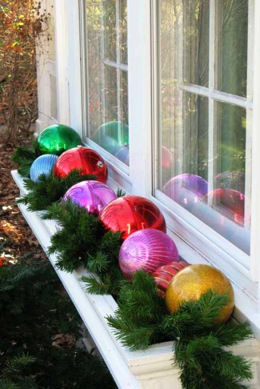 window-box-christmas-decorations-outdoor