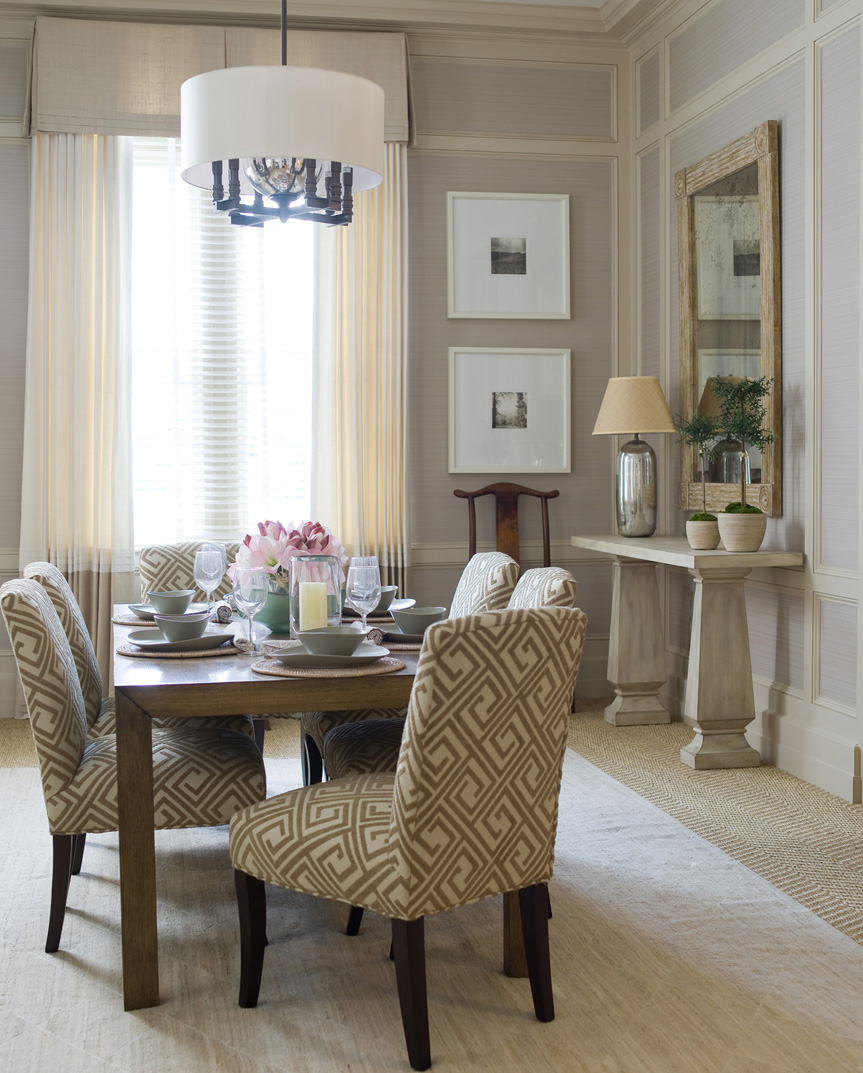 Modern Dining Room Design With Upholstered Chairs