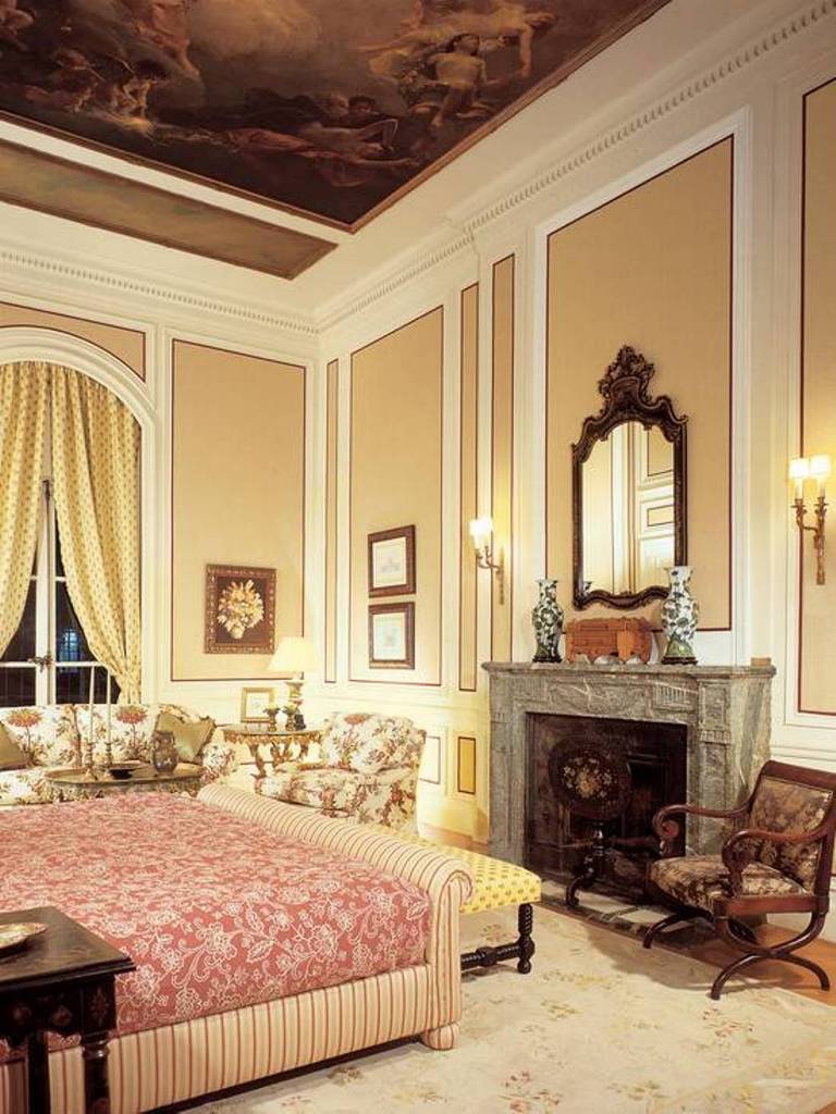 Classic Gold Bedroom Design