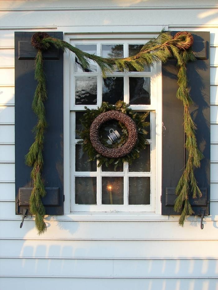 Colonial Christmas Window Decorations
