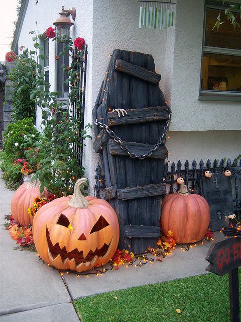 Spooky Ideas for Outdoor Halloween Decoration