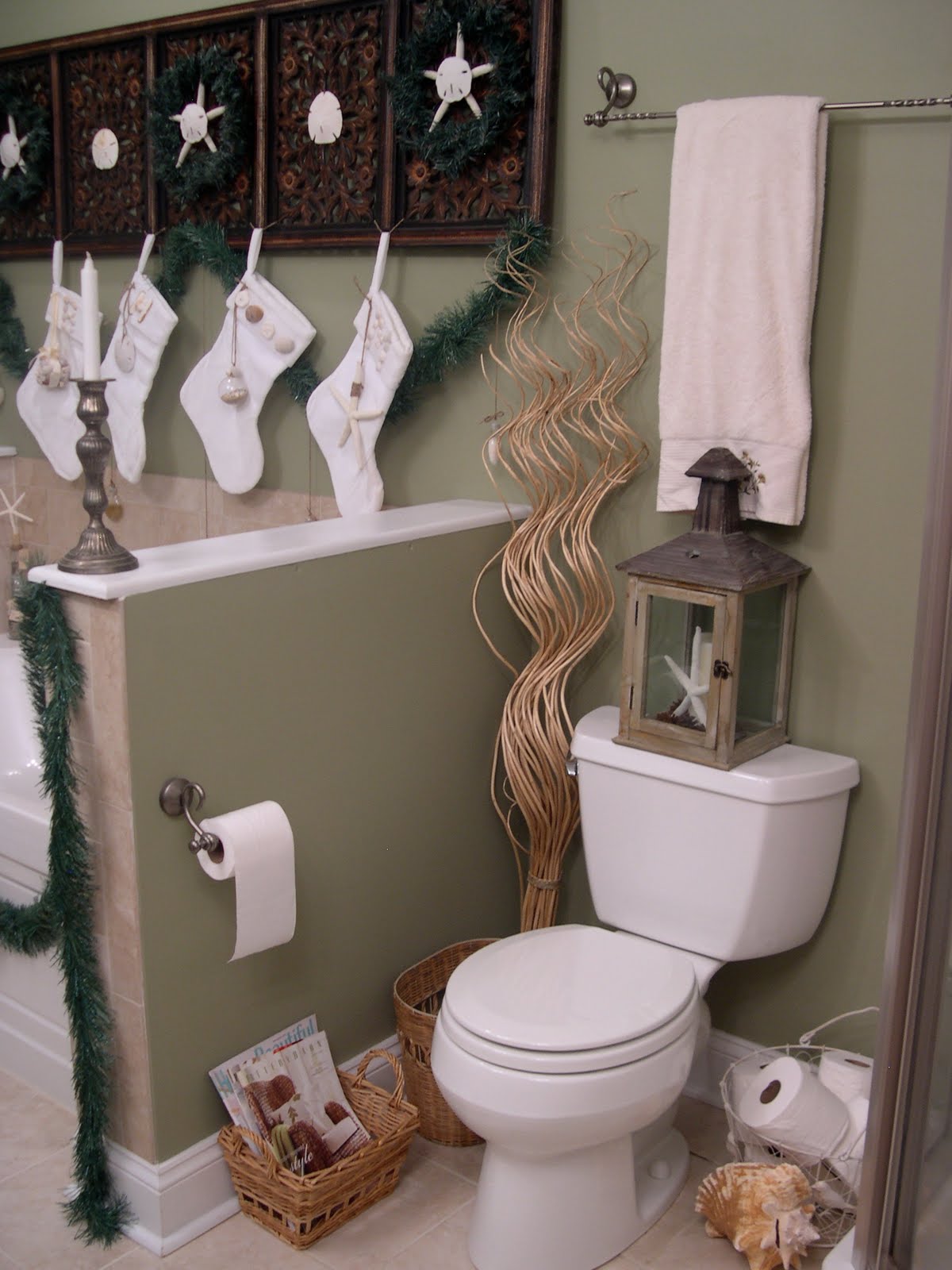 Stunning Christmas Bathroom Decorating Ideas