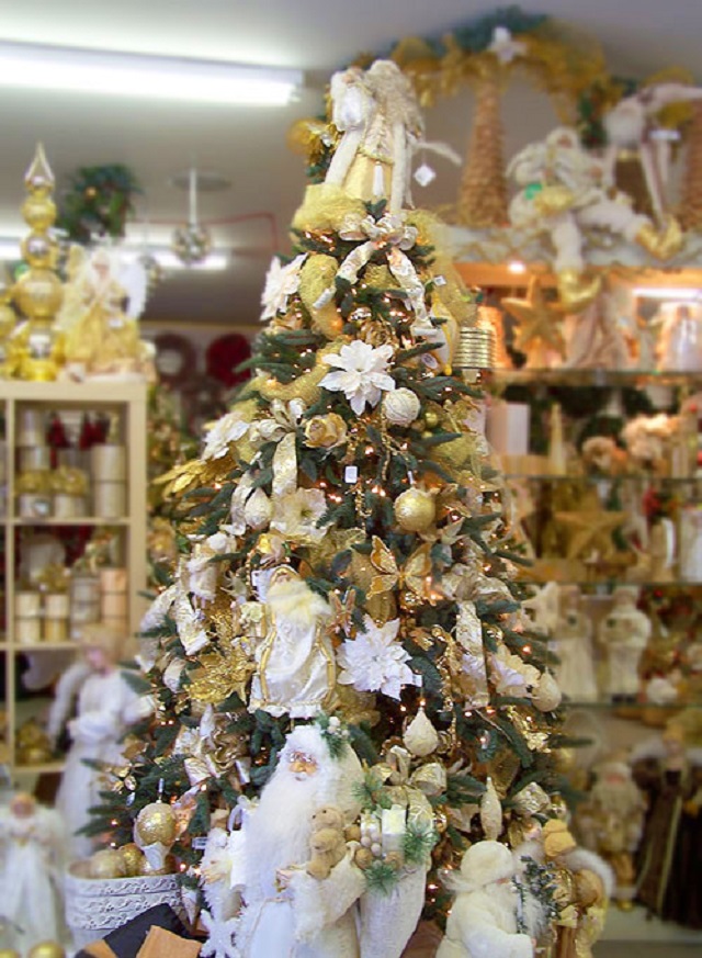 White and Gold Theme Christmas Tree