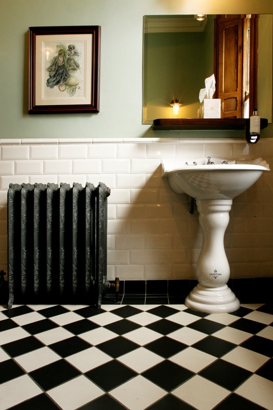 black-and-white-victorian-bathroom-tile