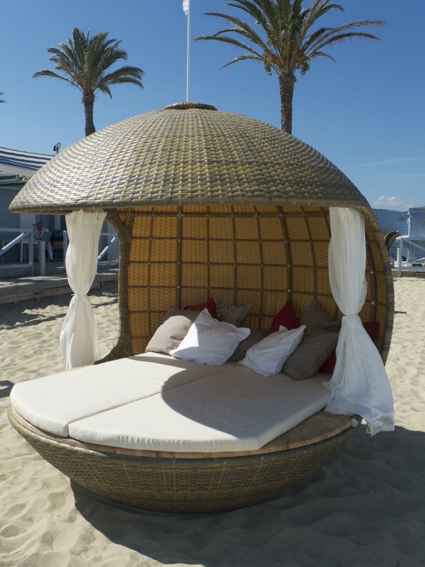 outdoor-beds-with-canopy