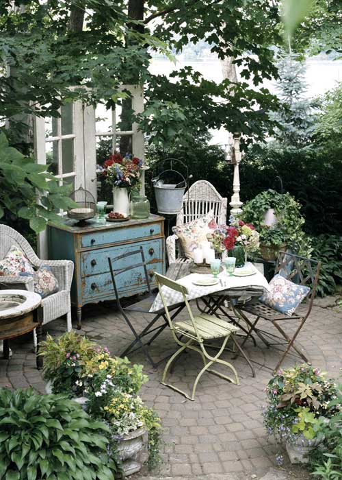 shabby-chic-outdoor-patio-ideas