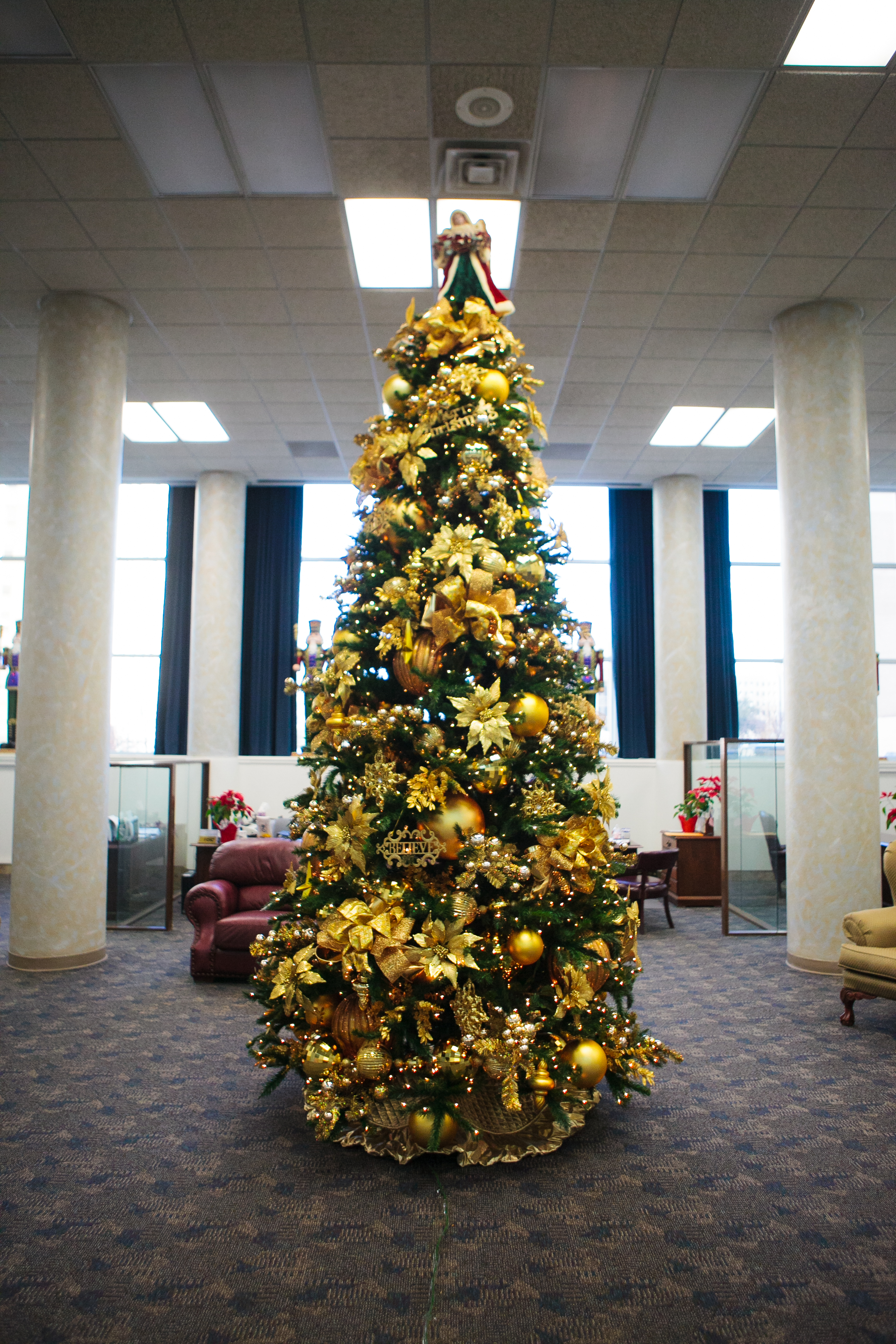 bank-christmas-tree-decorating-ideas
